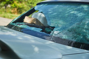 Holiganlar makineye tuğla atıp camı kırdılar.