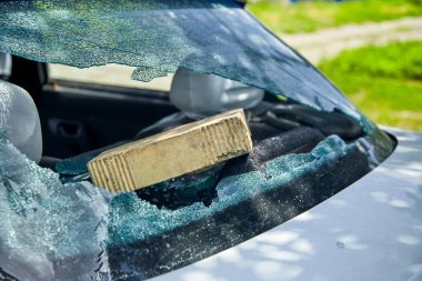 Holiganlar arabanın arka camını kırdılar, yolda sorun çıktı..