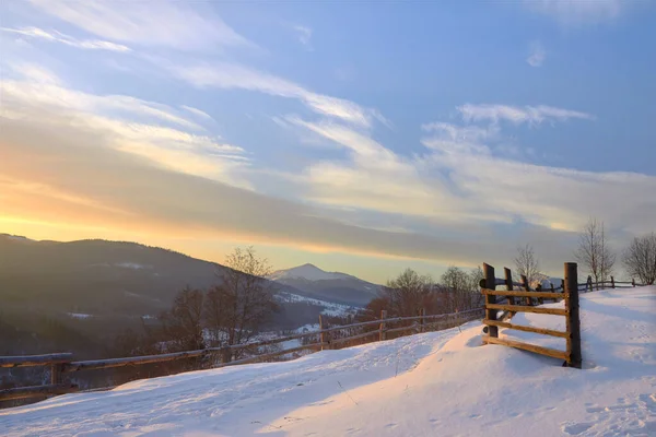 Чудовий Зимовий Пейзаж Горах Схід Сонця Сніговий Покритий Шлях Дерев — стокове фото