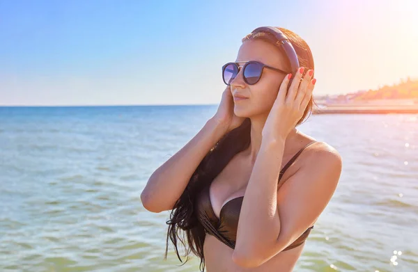 Menina Bonita Fones Ouvido Desfrutando Música Fundo Mar Verão — Fotografia de Stock