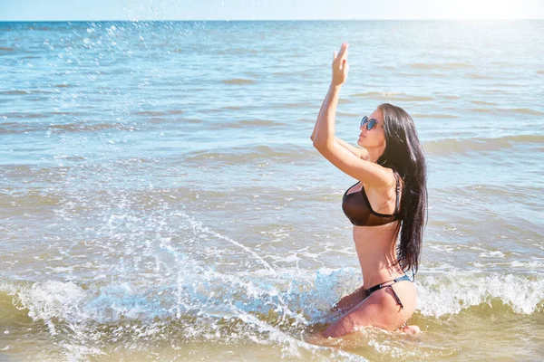 Uma Jovem Menina Delgada Biquíni Banho Sol Maiô Margem Mar — Fotografia de Stock