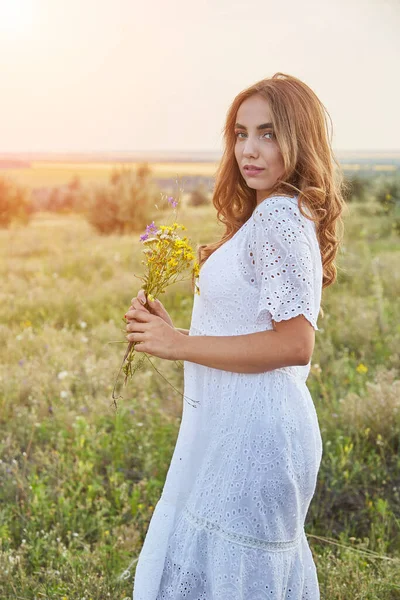 Fille Dans Une Robe Blanche Avec Bouquet Fleurs Sauvages Sur — Photo