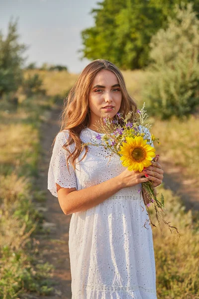 Fille Dans Une Robe Blanche Avec Bouquet Fleurs Sauvages Sur — Photo