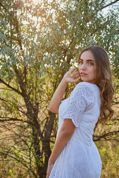 Flicka Lång Vit Klänning Jublar Till Sommarsolen Vid Solnedgången Stående — Stockfoto