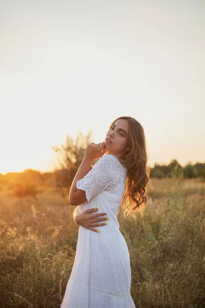 Fille Dans Une Longue Robe Blanche Réjouit Soleil Été Coucher — Photo