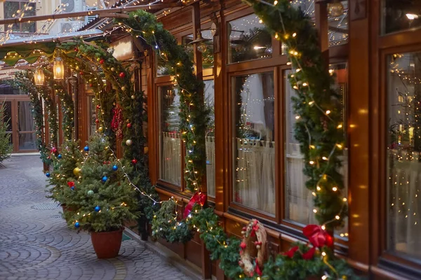 Decorazione Natale Strade Esterni Negozi Ghirlande Scintillanti — Foto Stock