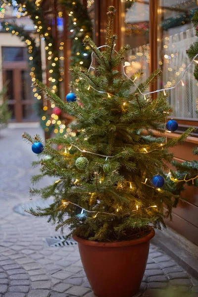 Albero Natale Decorato Vaso Con Ghirlande Palline Scintillanti — Foto Stock