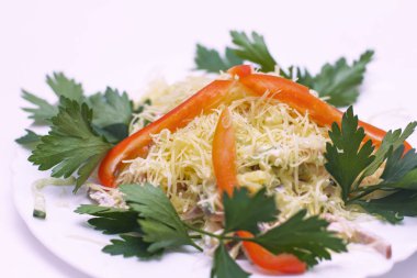 salata sığır eti kırmızı biber peynir kat altında