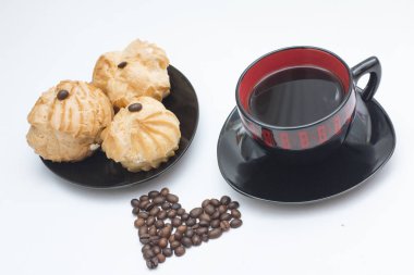 bir uçan daire üzerinde bir fincan sade kahve