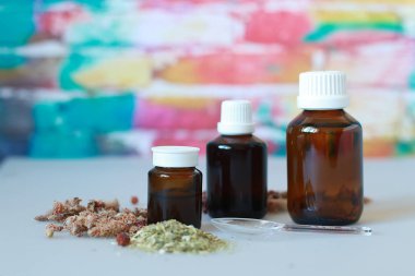 bulanık tuğla arka plan üzerinde gül kalça ile koyu cam şurubu şişe