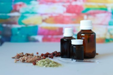 bulanık tuğla arka plan üzerinde gül kalça ile koyu cam şurubu şişe