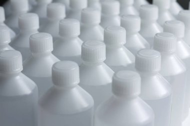 tıbbi amaçlar için plastik şişeler bir dizi sergilenen