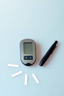  test şeritleri ile kan şekeri ölçer