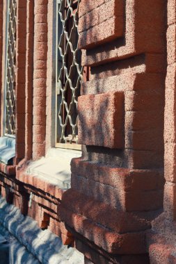 eski şehirde kırmızı tuğla duvar