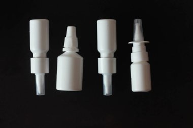 siyah arka plan üzerinde damla ve burun spreyi beyaz