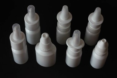 siyah arka plan üzerinde damla ve burun spreyi beyaz