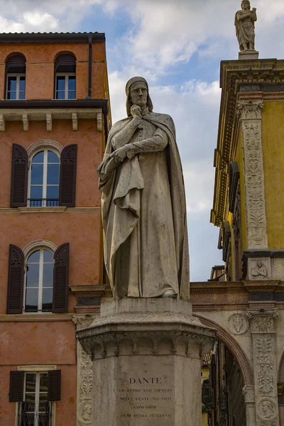 Monumento Dante Alighieri Piazza Dei Signori Verona Luce Del Sole — Foto Stock