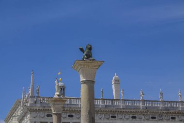 Venedik Italya 'da San Marco bronz kanatlı aslan sembolü ile sütun.