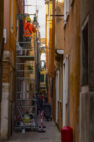 Dar Bir Talyan Sokağında Onarım Çalışmaları Cityscape Venedik Mimarisi Simgesi — Stok fotoğraf