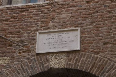 Juliet'in evinin önünde hatıra plaketi var. Verona, İtalya. Kemere bir plaketle giriş.