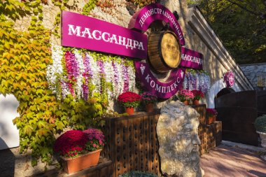 Yalta, Crimea - 17 Ekim 2018: Massandra bilinen için onun kuvvetlendirilmiş şarap şaraphane. Massandra Collection şaraplar nadir şaraplar dünyadaki en büyük koleksiyonlarından biri olduğunu