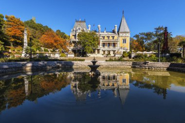 Massandra, Crimea - 17 Ekim 2018: Massandra sarayda sonbahar günü. Massandra Sarayı İmparator Alexander III üst Massandra Kırım Güney sahil üzerinde yer alır