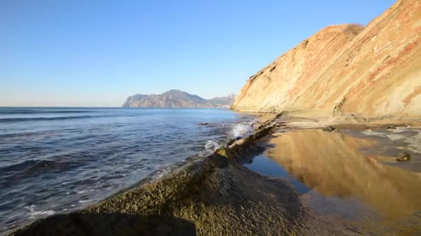 Fale Uderzające Nad Kamień Plaży Woda Zalewała Zagłębienia Skałach Krym — Wideo stockowe