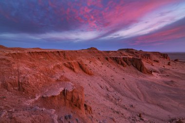 Şafakta Bayanzag flaming cliffs olduğunu gobi Çölü Moğolistan yakınındaki bir kanyon 