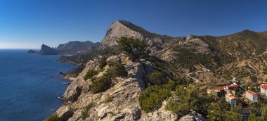 Harika Karadeniz ve Sudak şehir manzaralı panoramik. Dağın zirvesine görünümünden deniz, Marinalar, defne ve Dağı nın eteklerindeki şehir. Crimea