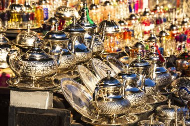 Gelenek Fas çelik ve gümüş Marakeş (Fas semt pazarı, su ısıtıcılar)