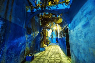 : Chefchaouen, Morocco - Kasım 2018: görünümü güzel mavi Medine gece n fener ışığında Chefchaouen şehrin fantastik ve mistik. Fas, Kuzey Afrika