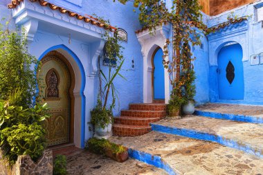 : Chefchaouen, Morocco - 17 Kasım 2018: Geleneksel Fas avluda Fas Chefchaouen mavi şehir Medine, mimari detaylar mavi şehir Chaouen. Tipik güzel kemerli ve parlak mavi duvarları