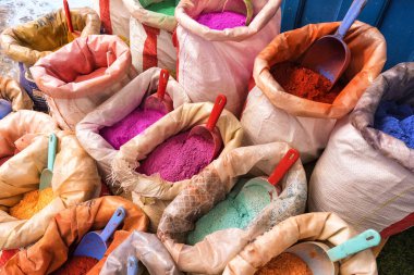 Açık çuval, toz boya pigmentler, boya Satılık farklı tipik renkteki parlak Fas kuru boya. Mavi şehir: Chefchaouen, Morocco