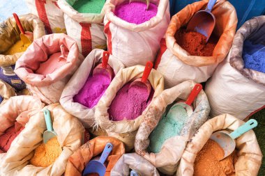 Açık çuval, toz boya pigmentler, boya Satılık farklı tipik renkteki parlak Fas kuru boya. Mavi şehir: Chefchaouen, Morocco