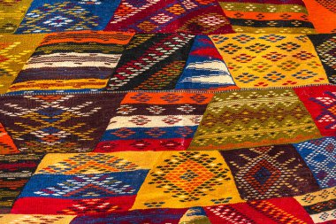 Renkli malzeme Fas kilim tipik desen ve renklerde Satılık Essaouira, Fas, Afrika, Atlantik kıyısında bir sahil kasabası eski Medine.
