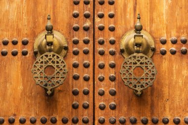 Kahverengi ahşap doku kökenden gelen eski bir kapı demir öğeleri ve kapıyı vur. Eski Fez, Fas ahşap kapı tokmağı detay.