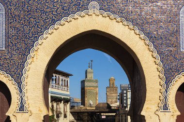 Fes, Fas - 15 Kasım 2018: Minare kule manzara mavi kapı eski kentin Fez tarihi şehir içinde. Giriş Fes El Bali eski şehir ve Medine, Unesco