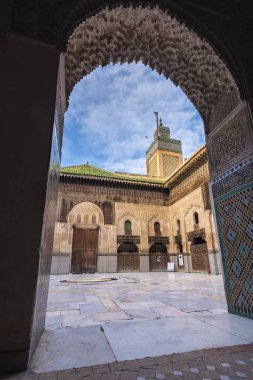 Fes, Fas - 16 Kasım 2018: Minare görünümü ve medrese Bou Inania (medreseler el Bouanania) iç iç Marinid mimarisinin mükemmel bir örnek kabul etti. Souk Fez Medina, Fes el Bali
