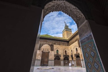 Fes, Fas - 16 Kasım 2018: Minare görünümü ve medrese Bou Inania (medreseler el Bouanania) iç iç Marinid mimarisinin mükemmel bir örnek kabul etti. Souk Fez Medina, Fes el Bali