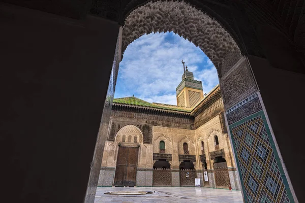 Fes Maroko Listopada 2018 Widok Minaret Wewnątrz Wnętrze Madrasa Bou — Zdjęcie stockowe
