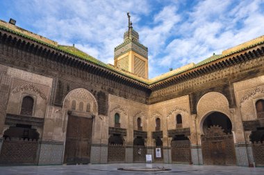 Fes, Fas - 16 Kasım 2018: Minare görünümü ve medrese Bou Inania (medreseler el Bouanania) iç iç Marinid mimarisinin mükemmel bir örnek kabul etti. Souk Fez Medina, Fes el Bali