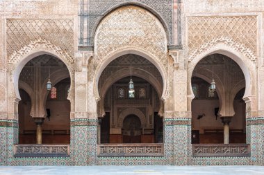 Medrese Bou Inania (medreseler el Bouanania) iç iç Marinid mimarisinin mükemmel bir örnek kabul edilmektedir. Medina Fes, Fas