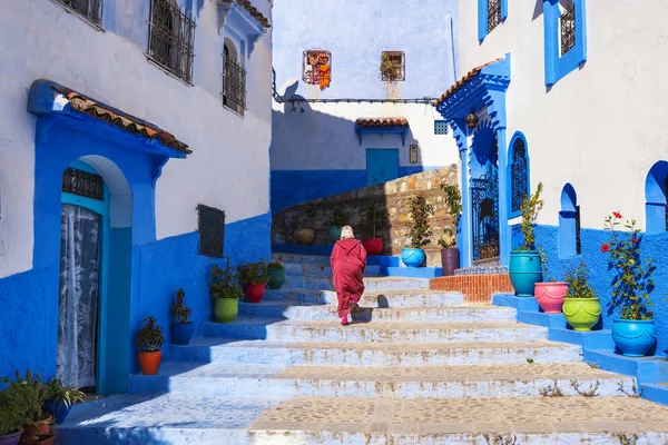 Mujer Marroquí Identificada Ropa Tradicional Jellaba Subiendo Escaleras Decoradas Con — Foto de Stock