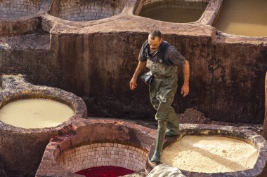 Fes, Fas - 16 Kasım 2018: Teras de Tanneurs eski Medine, Fes el Bali, Fez, Fas içinde her bakıldığında deri Tabakhane, boya tencere tanners olarak çalışan adam.