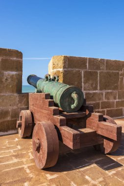 Fort görünümünden Essaouira Fas'ta Atlantik Okyanusu kıyısında üzerinde. Toplar ve kule bağlantı noktası ve tarihi şehir Mogador kıyısında eski kale duvarları