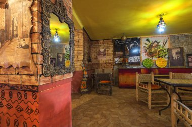 Fes, Fas - 15 Kasım 2018: Kafe eski şehirde Fes tarihi kasaba Kuzey Afrika'da Fas, güzel iç. 