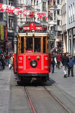 İstanbul, Türkiye - 4 Nisan 2019: Taksim İstiklal Caddesi'nde Vintage Retro tramvay. İstanbul'un tarihi ilçesi. İstanbul'un nostaljik tramvayı, miras tramvay sistemidir. Dikey yönlendirme