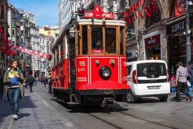İstanbul, Türkiye - 4 Nisan 2019: Taksim İstiklal Caddesi'nde Vintage Retro tramvay. İstanbul'un tarihi ilçesi. İstanbul'un nostaljik tramvayı, miras tramvay sistemidir. Dikey yönlendirme