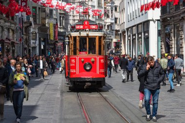 İstanbul, Türkiye - 4 Nisan 2019: Taksim İstiklal Caddesi'nde Vintage Retro tramvay. İstanbul'un tarihi ilçesi. İstanbul'un nostaljik tramvayı, miras tramvay sistemidir. Dikey yönlendirme