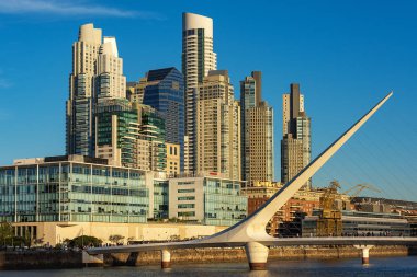 Buenos Aires, Arjantin - 6 Nisan 2019: Porto Madero'nun batan güneşin ışınlarına bakışı. Puente de la Mujer, Puerto Madero ticari bölgesinin Dock 3 için dönen bir yaya köprüsüdür.